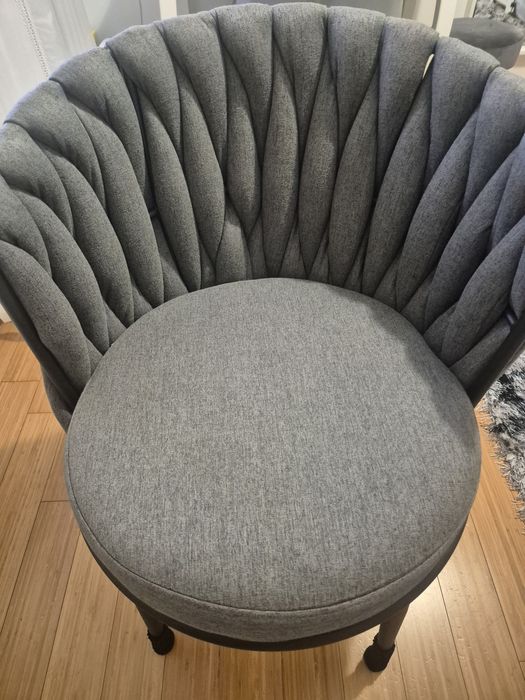 Krzesło Glamour tapicerowane szare z czarnymi nóżkami stan bardz dobry