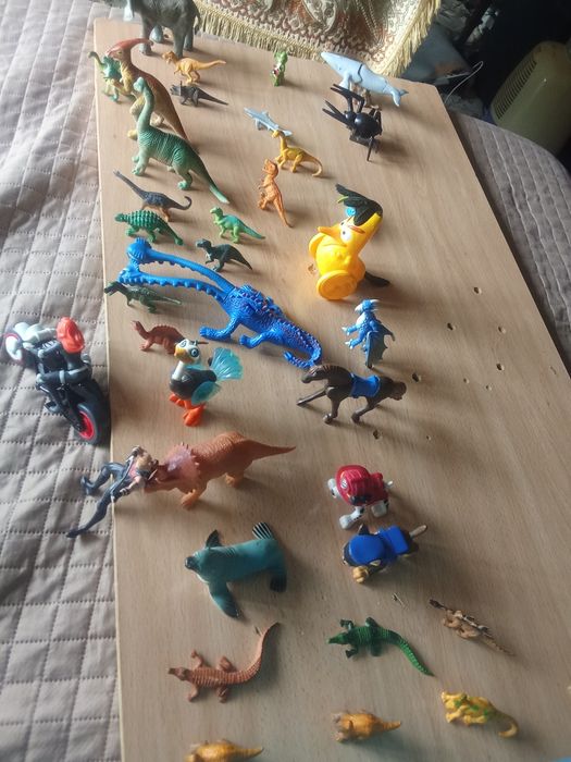 Coleção de bonécos animais e dinausauros
