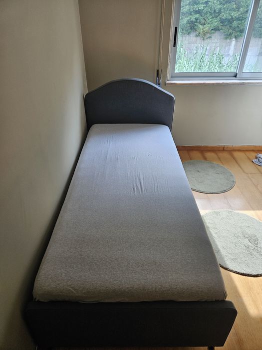 Cama individual IKEA Hauga 200x90 + colchão IKEA Hamarvik