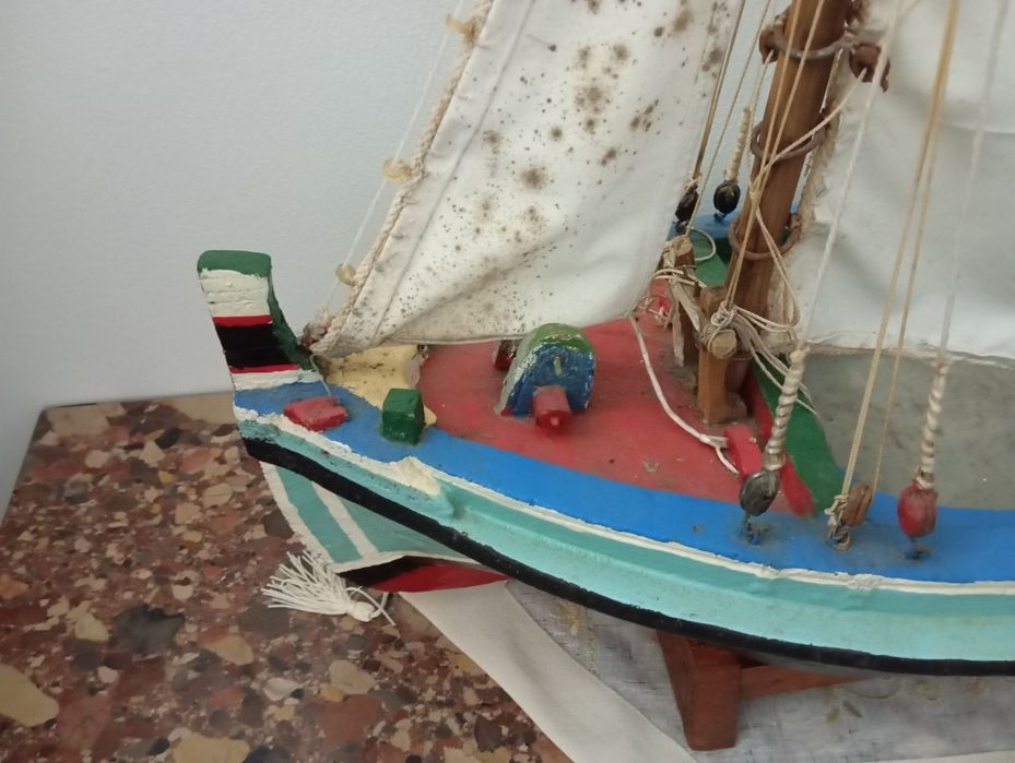 Barco miniatura feito em cortiça