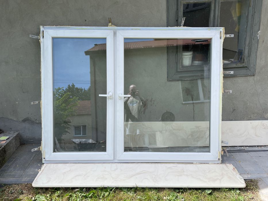 Okno PCV plastikowe z demontażu dwuskrzydłowe białe 2 sztuki + 2 parapety z kompozytu betonowego stan dobry