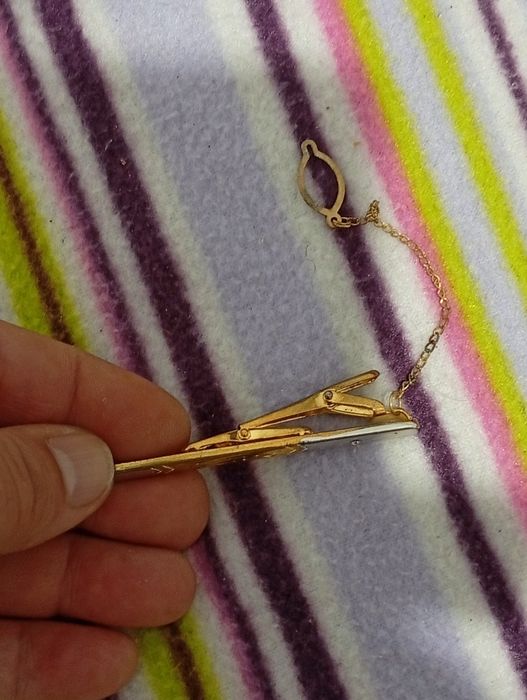 Pendente dourado para prender Gravatas