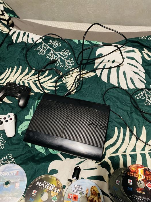 Ps3 slim z 2 padami calym okablowaniem +5 gier
