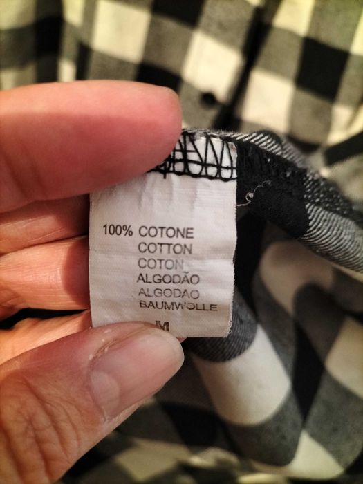 Camisa de quadrados pretos e brancos