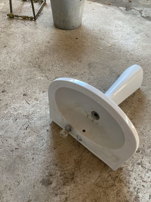 Lavatorio branco em bom estado