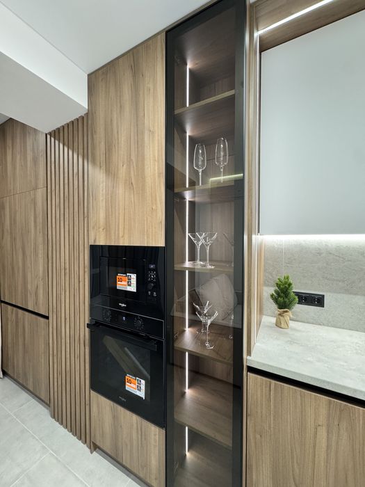 Центр .Продаж 2 кім квартири з великою кухнею та єврорем ,2 гардеробні