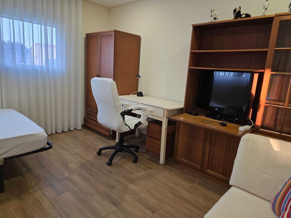 Alugo quarto em Fernão Ferro