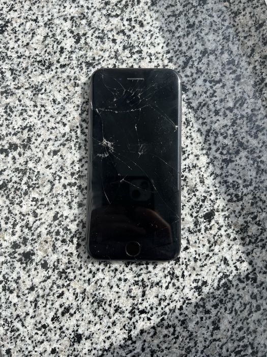 iPhone 8 з побитим екранчиком