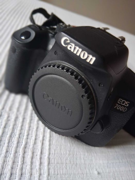 Câmara digital Canon EOS700D (corpo)