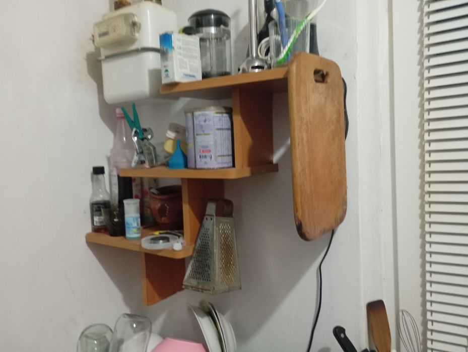 Полка дерев'яна на стіну з поличками.вмістка і удобна.
