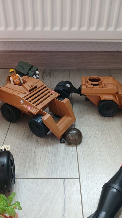військові авто hasbro та звичайні