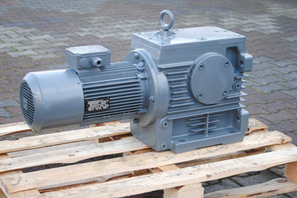 Motoreduktor kątowy 5.5kw. 16obr. z hamulcem, SEW.    S92DV132S-4BM/HF