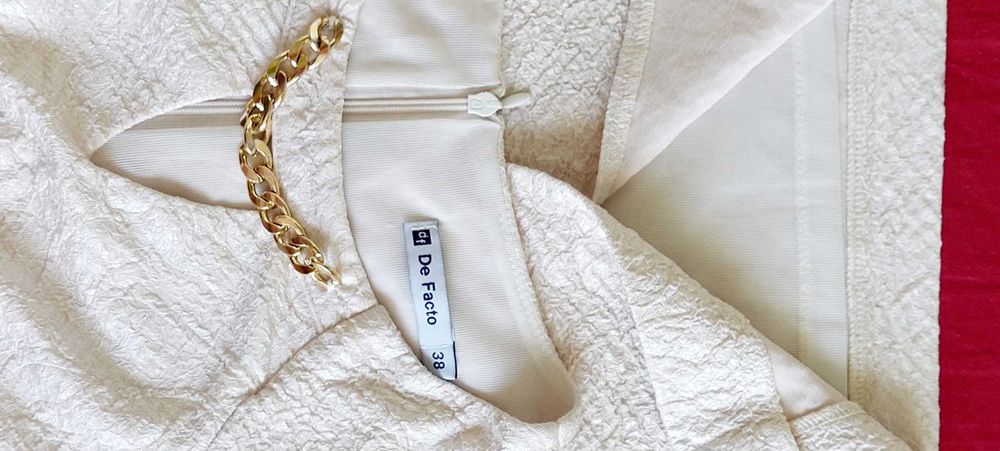 Sukienka  z wytłaczanym wzorem rozmiar 38