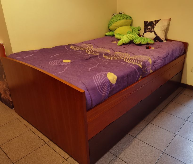 Cama em madeira maciça