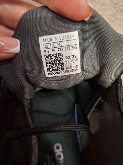 кросівки Adidas Ozelia у чорному кольорі, модель H04250. 
Дізнатися більше