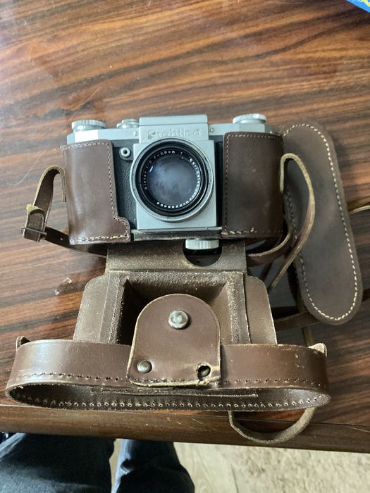 Фотоапарат Praktica з обєктивом Carl Zeiss Jena Biotar 58mm f/2