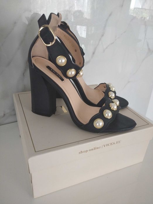 Sandaly na wysokim slupku