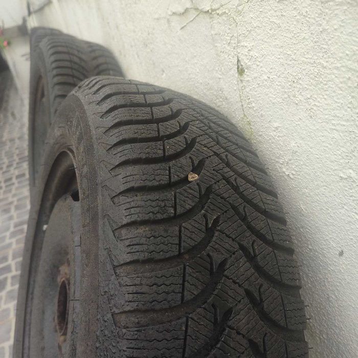 4 pneus Michelin 175/65 R15 com jantes de ferro