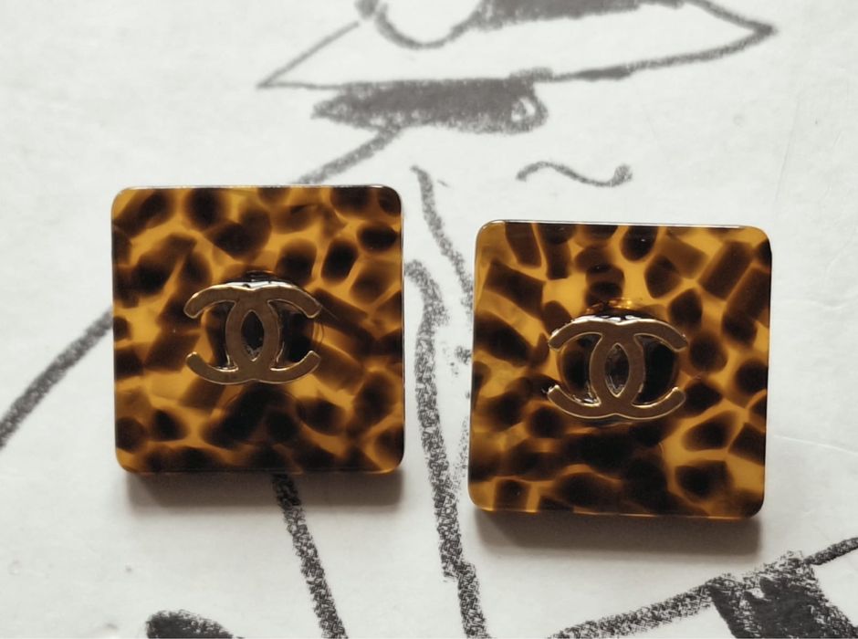 Eleganckie logowane guziczki, cena dotyczy 1 sztuki