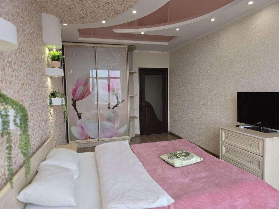 Подобово.Ліфт, Wi-fi, вода працюють без світла.2-к квартира м. Лівобер