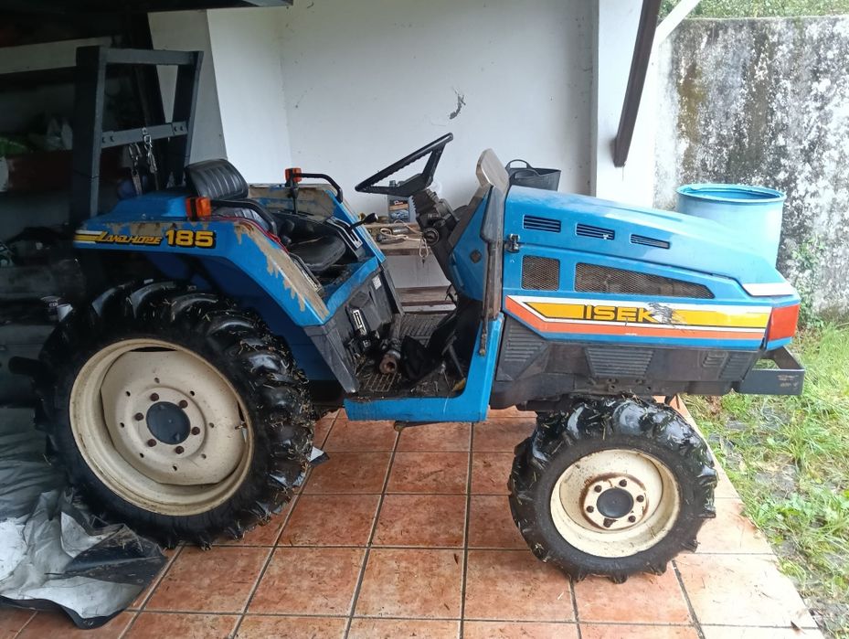 Trator e capinadeira