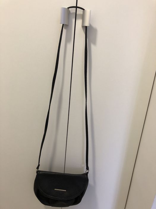 Mala preta tiracolo