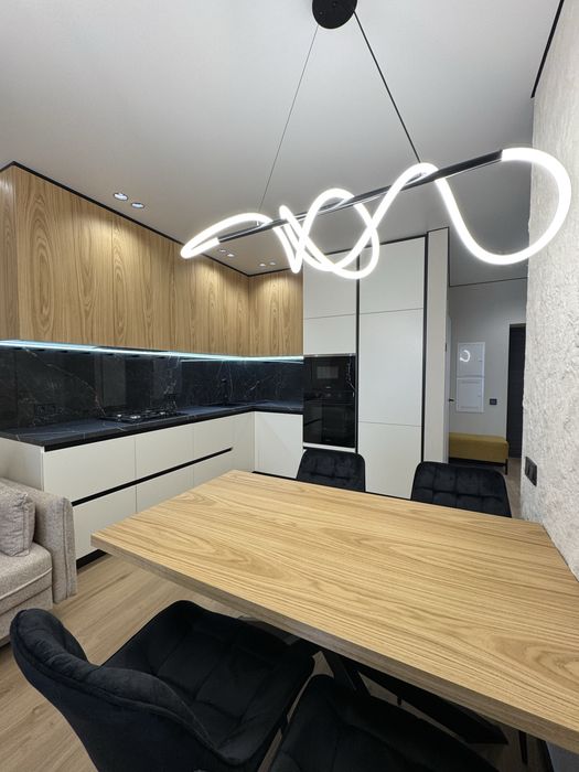 Велика 1-кімнатна квартира видова на Міське Озеро