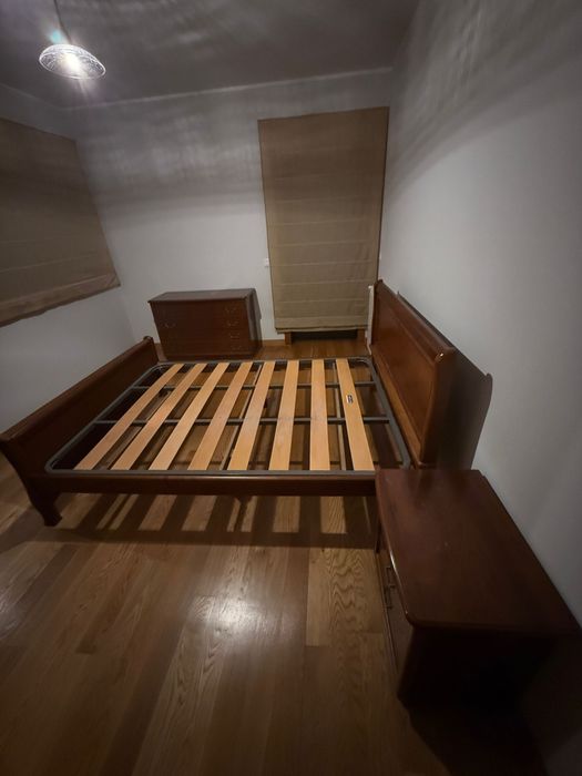Cama de Casal, mesa de cabeceira e cómoda