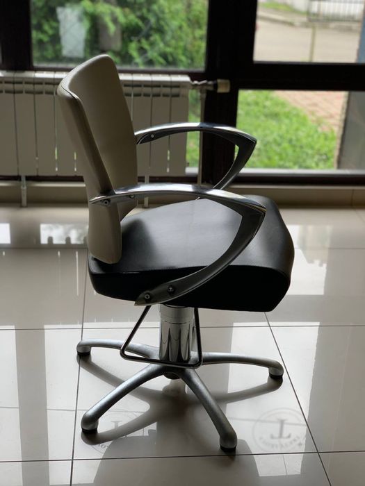 Продам парикмахерское кресло, мойку, диван, Pietranera, Италия