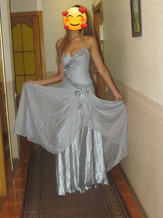 Вечірня сукня з корсетом