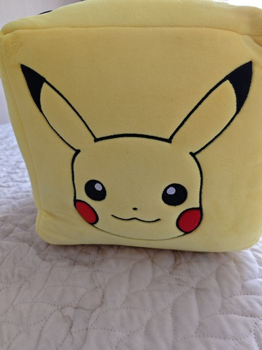 Peluche cubo pikachu
