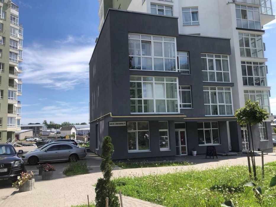Оренда фасадного приміщення з євроремонтом — вул. Антонича 11, 95м2