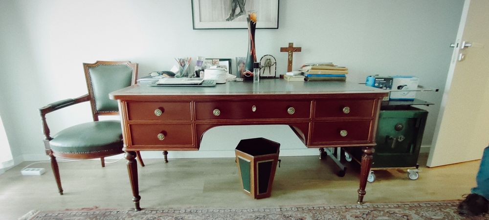 Secretaria, cadeirão e balde de lixo