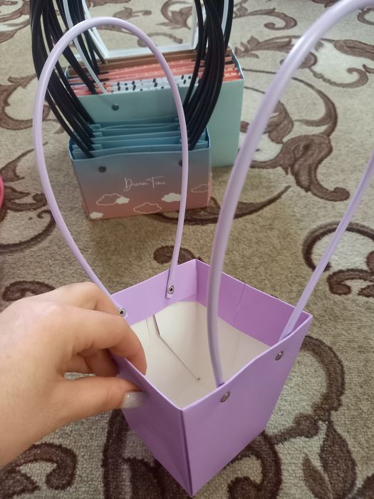 Сумочки та коробочки для флористики, колби для квітів