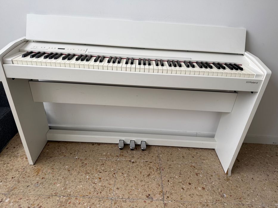 Um piano muito bom estado de uso