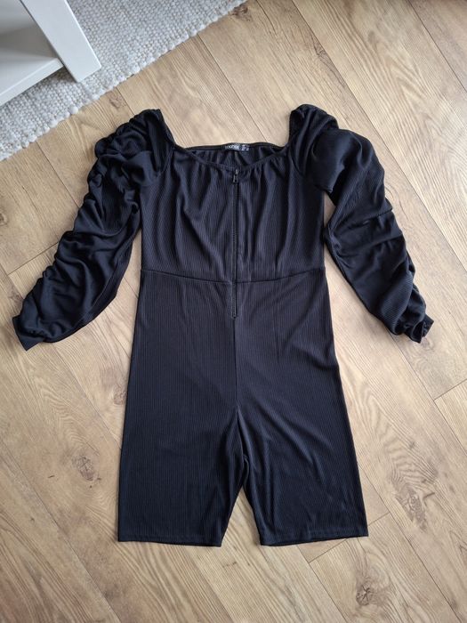 Rozmiar L, Boohoo prążkowany kombinezon hiszpanka