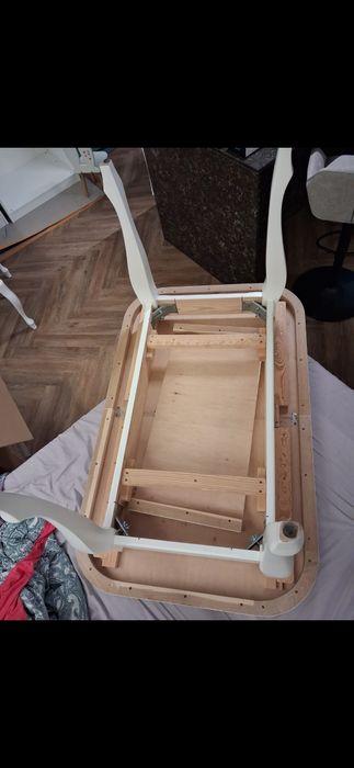 Drewniany stół z krzesłami biały