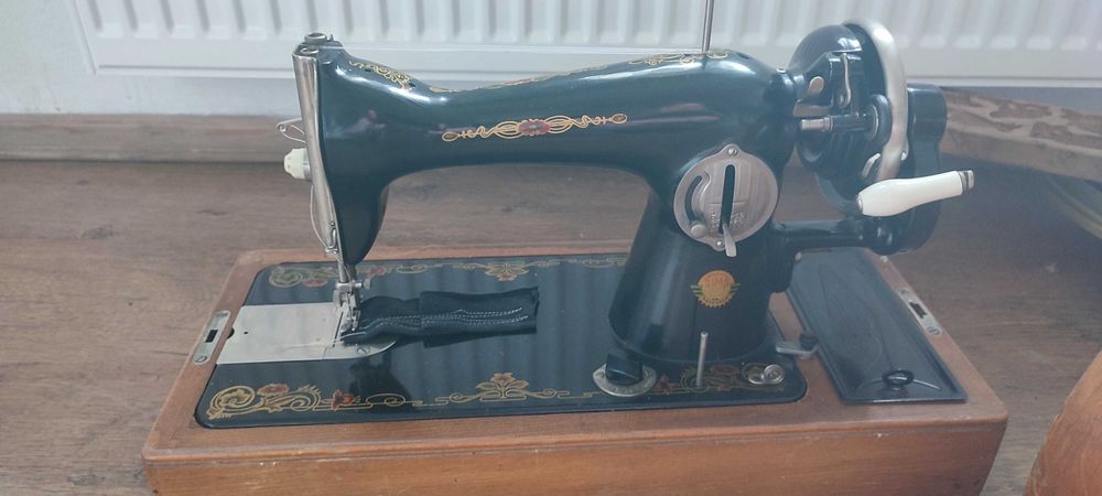 Maszyna do szycia -eleganckie retro, mechaniczna, sprawna, z wyczyszczonym mechanizmem  maszyna do szycia