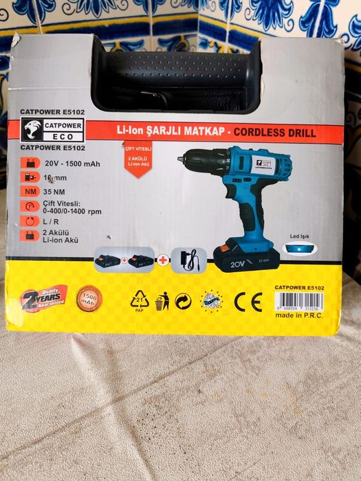 Drill, 2 baterias e adaptador de carregamento, como novos.