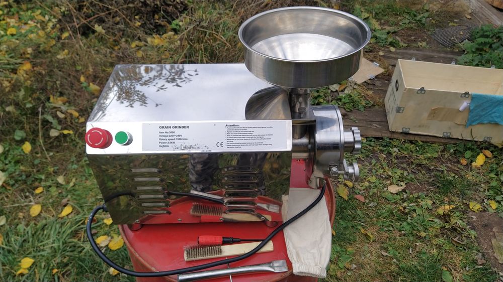 Млин DEZOPT HK-830 (3 кВт, 200 кг/годину)