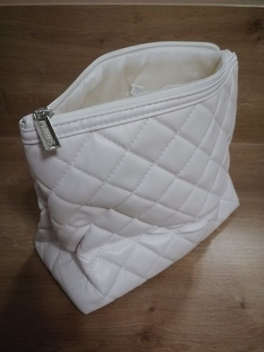 Kosmetyczka biała nowa 21,5 x 10 x 18