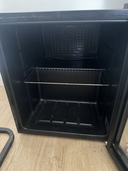 Mini-frigorífico GPC1046, 43 x 48 x 51.5 cm, 46 L, preto