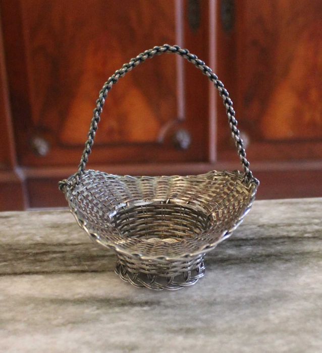 Cesto de arame prateado vintage, anos 70, lindo para decoração.