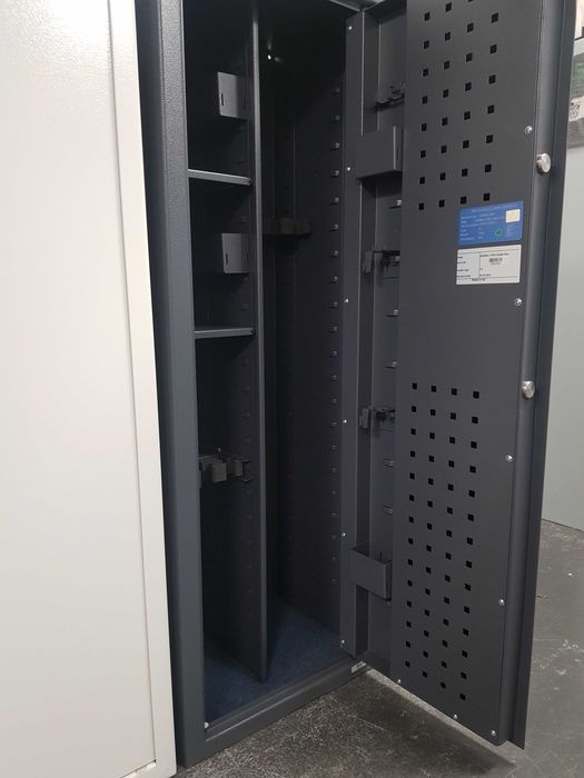 Szafa na 8 sztuk broni z półkami i uchwytami- NOWOŚĆ