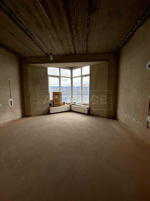 Простора 2-х.кімнатна квартира 71м2 з частковим ремонтом . біля Арсену