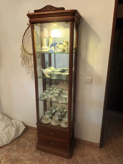 Vitrine com iluminação em raiz de madeira de mogno