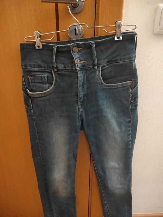 Calças de ganga da Tiffosi, especificamente o modelo Double-up da linha Denim Collection