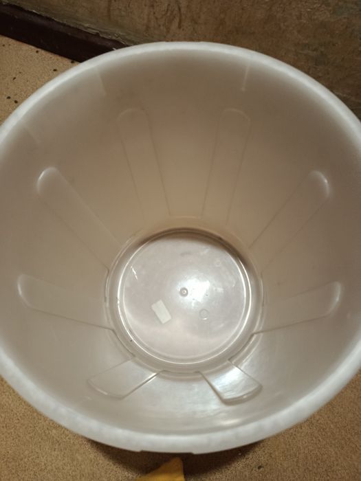 Ведро,бак с крышкой.