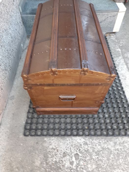 Stary kufer okuty blachą
