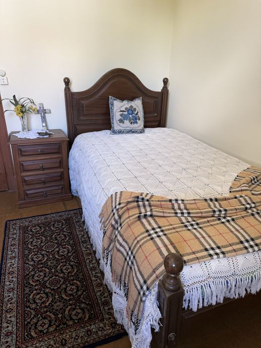 Cama de solteiro e mesa de cabeceira em madeira dos anos 70